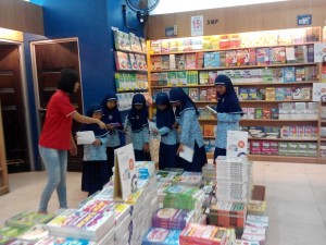 sdit-alhasanah-outing-class-ke-gramedia