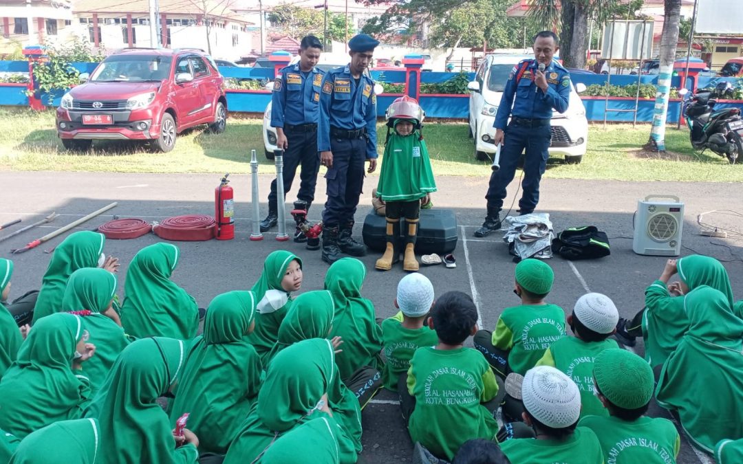 Kelas 2 SDIT Al Hasanah 1 Rihlah Edukasi ke Dinas Pemadam Kebakaran Kota Bengkulu