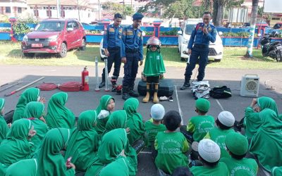 Kelas 2 SDIT Al Hasanah 1 Rihlah Edukasi ke Dinas Pemadam Kebakaran Kota Bengkulu