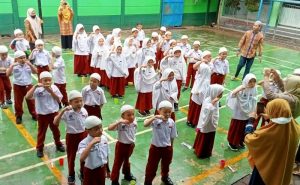 tingkatkan-kesehatan-siswa-uks-sdit-alhasnah-1-lakukan-sikat-gigi-massal-makan-buah-dan-minum-obat-cacing-serentak-2