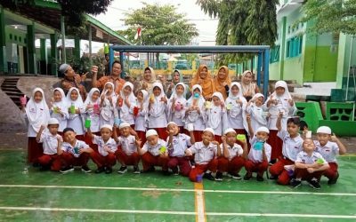 Tingkatkan Kesehatan Siswa, UKS SDIT Al Hasanah 1 Lakukan Sikat Gigi Massal, Makan Buah dan Minum Obat Cacing Serentak
