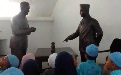 Kelas 1 SDIT Al Hasanah 2 Rihlah Edukasi ke Benteng Marlborough Bengkulu