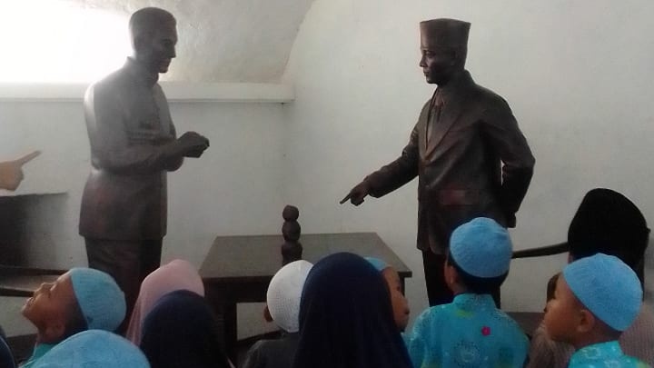 Kelas 1 SDIT Al Hasanah 2 Rihlah Edukasi ke Benteng Marlborough Bengkulu